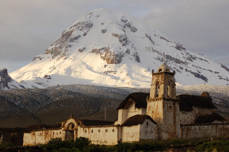 iglesia-antigua-abandonada-frente-a-sajama.jpg