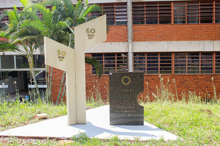 Monumento 40, 50 e 60 anos de Economia